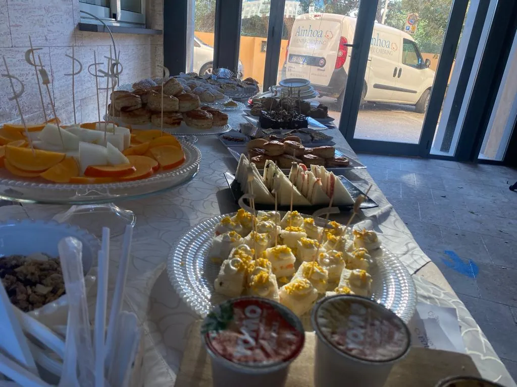 Allestimento tavolo coffee break